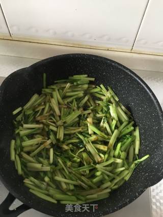 炒水芹的做法步骤：5