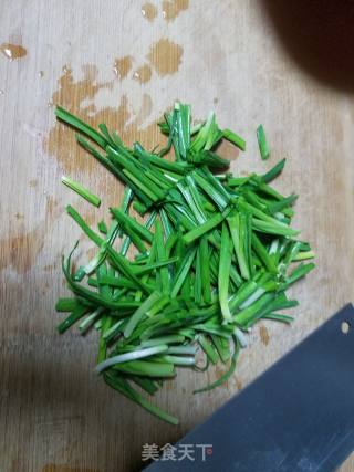 南瓜炒蒜苗的做法步骤：2