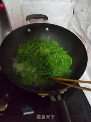 素鸡翅拌菠菜的做法步骤：2