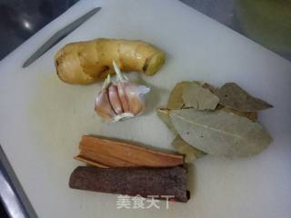 黄豆焖猪手的做法步骤：1