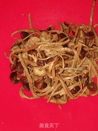 干锅茶树菇的做法步骤：1