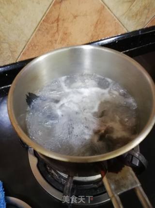 野生生鱼炖汤的做法步骤：2
