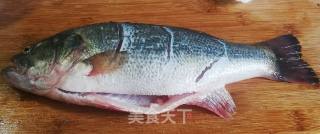 酸汤鲈鱼的做法步骤：1
