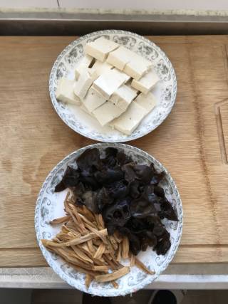 黄花木耳烧豆腐的做法步骤：1