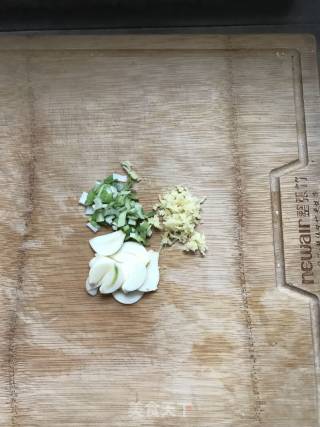 黄花木耳烧豆腐的做法步骤：2