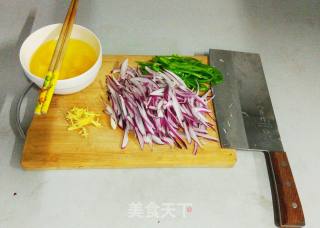 洋葱炒蛋的做法步骤：2