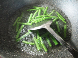 肘花火腿炒梅豆的做法步骤：3