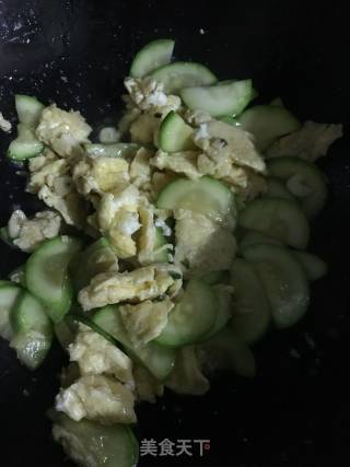 西葫芦炒鸡蛋的做法步骤：3