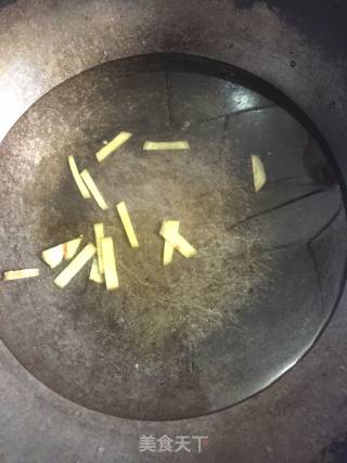 白灼大虾的做法步骤：1