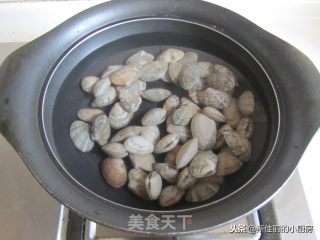 蛤肉豆腐汤的做法步骤：2