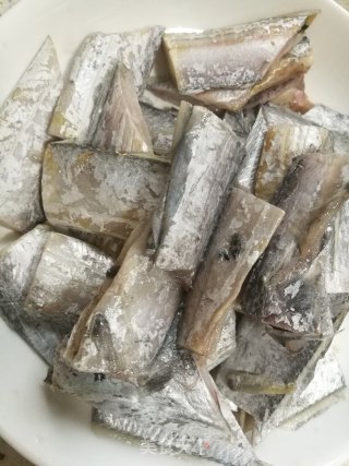 香爆小带鱼的做法步骤：1