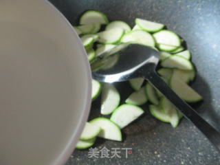 肘花火腿炒西葫芦的做法步骤：4
