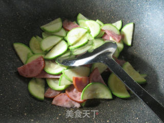 肘花火腿炒西葫芦的做法步骤：6