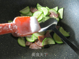 肘花火腿炒西葫芦的做法步骤：7