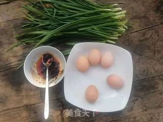 老干妈炒荷包蛋的做法步骤：1