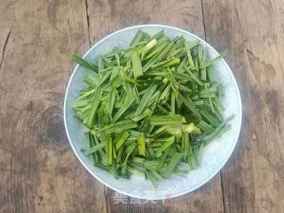 老干妈炒荷包蛋的做法步骤：2