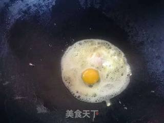 老干妈炒荷包蛋的做法步骤：3
