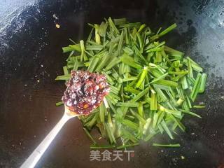 老干妈炒荷包蛋的做法步骤：4