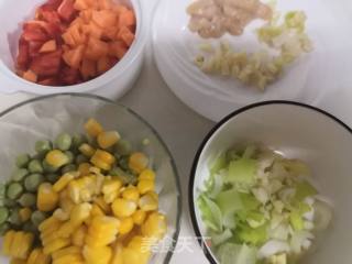豌豆炒玉米的做法步骤：1
