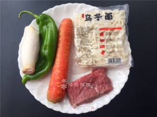 杂蔬牛肉炒乌冬面的做法步骤：1