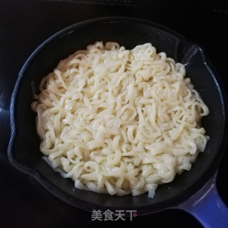 炸酱面什锦披萨的做法步骤：3