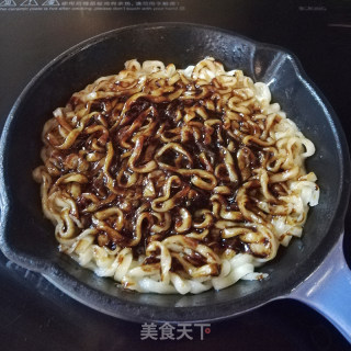 炸酱面什锦披萨的做法步骤：4