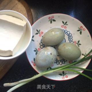 浇汁皮蛋豆腐的做法步骤：1