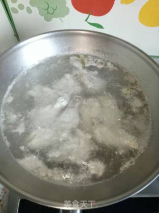 莲藕炖鸡翅根的做法步骤：1