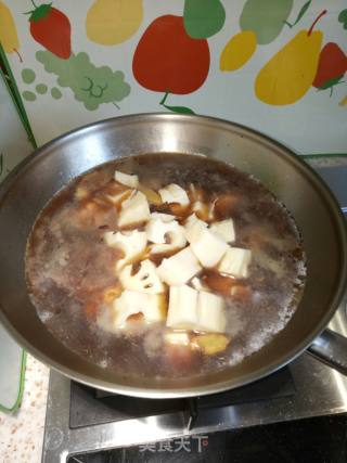 莲藕炖鸡翅根的做法步骤：4