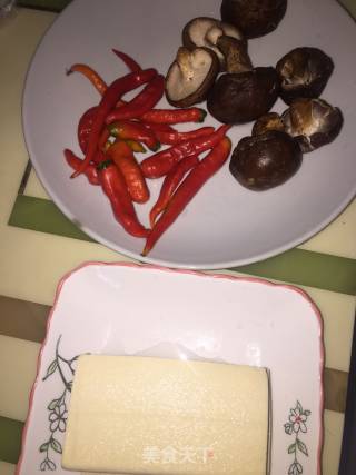 香菇烧豆腐的做法步骤：1