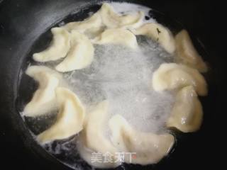 荠菜肉饺的做法步骤：17
