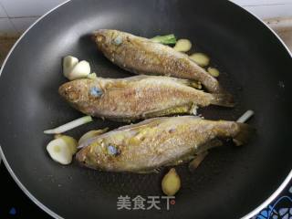 小黄鱼炖豆腐的做法步骤：5