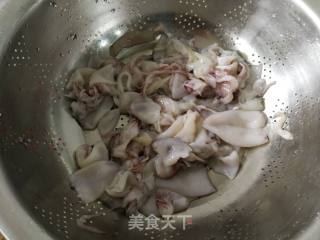 金蒜墨鱼仔的做法步骤：1