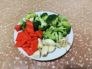金蒜墨鱼仔的做法步骤：2