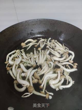 乌塌菜炒蟹味菇的做法步骤：3