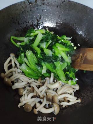 乌塌菜炒蟹味菇的做法步骤：7