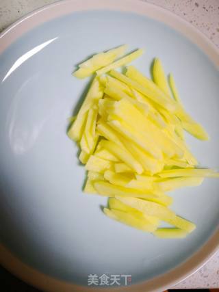 肉丝炒青椒土豆的做法步骤：2