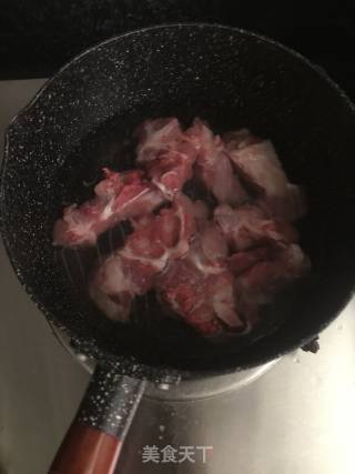 白萝卜油豆腐龙骨汤的做法步骤：1