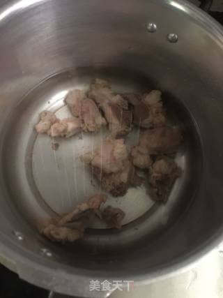 白萝卜油豆腐龙骨汤的做法步骤：2