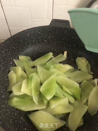爆莴苣猪肝的做法步骤：3