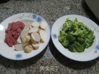 里脊肉西兰花煮芋艿的做法步骤：1