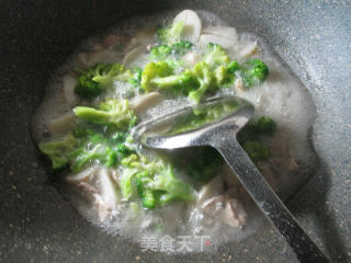 里脊肉西兰花煮芋艿的做法步骤：5