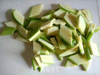 五花肉炒西葫芦的做法步骤：3