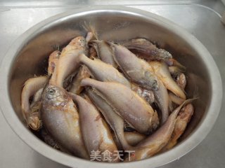 家熬鲫头鱼的做法步骤：1