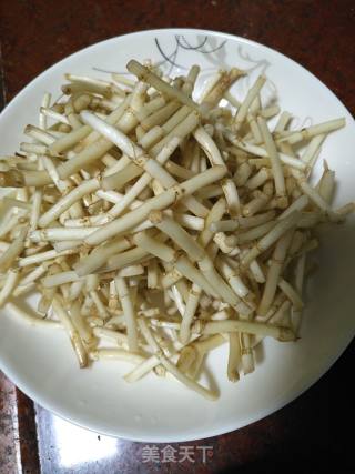 腊肉炒鱼腥草（折耳根）的做法步骤：3