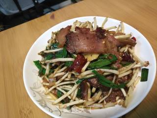 腊肉炒鱼腥草（折耳根）的做法步骤：6