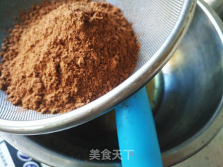 不消泡不开裂不塌陷的可可戚风纸杯蛋糕的做法步骤：2