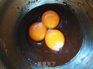 不消泡不开裂不塌陷的可可戚风纸杯蛋糕的做法步骤：5
