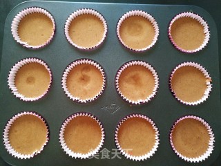 不消泡不开裂不塌陷的可可戚风纸杯蛋糕的做法步骤：11
