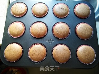不消泡不开裂不塌陷的可可戚风纸杯蛋糕的做法步骤：13